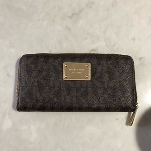 Michael Kors ZIP Continental Wallet